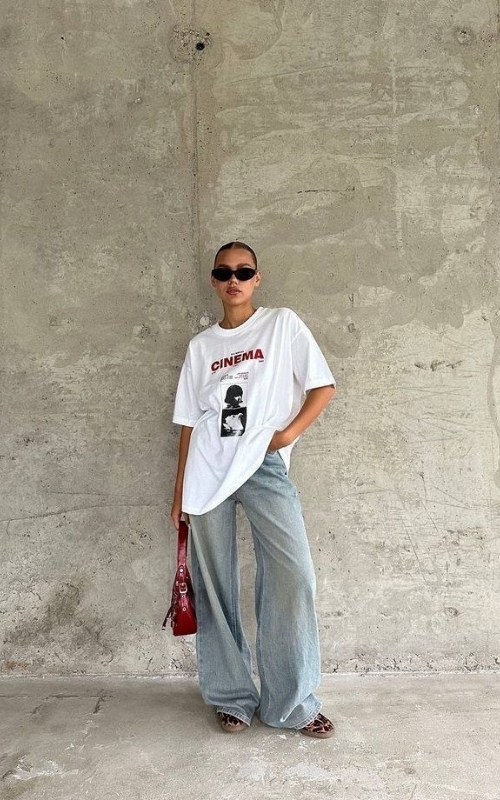 Oversized tee + baggy jeans + sneakers